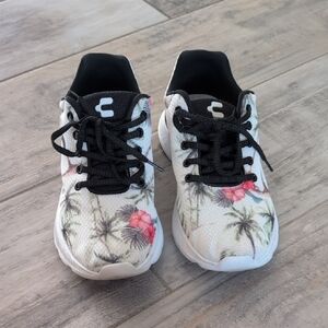 Athletic Shoes with Sporty Design